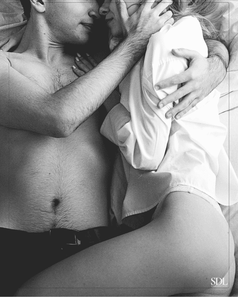 Couple dénudé dans un lit qui vive un moment érotique