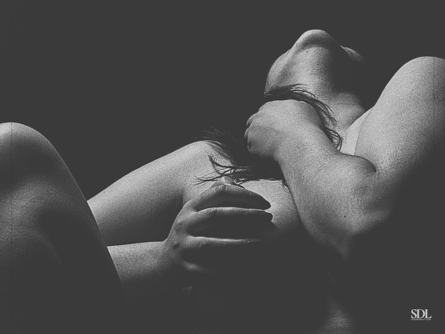 Femme nue qui jouit